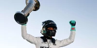 Foto zur News: Nico Rosberg gesteht: WM-Pokal mit Delle abgegeben