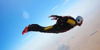Foto zur News: Gefährliches Hobby: Lewis Hamilton macht den Fallschirm-Schein