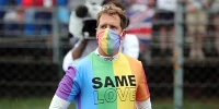 Foto zur News: Sebastian Vettel: Warum sein Regenbogen-Shirt zum Problem wurde