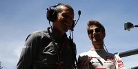Foto zur News: Endlich wieder Erfolg: Günther Steiner freut sich mit Romain Grosjean