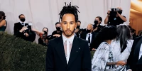 Foto zur News: Hamilton bei der Met-Gala in New York: Mercedes gibt Entwarnung