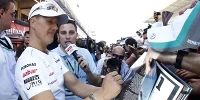 Foto zur News: Michael Schumacher unterschreibt Helm für guten Zweck!