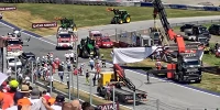 Foto zur News: Ein Kran, ein Banner, ein Problem: Kurioser Vorfall vor dem Formel-1-Start!