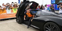 Foto zur News: VIP-Parkplatz statt Boxengasse: Die Luxusautos der Fahrer