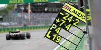 Foto zur News: Warum Formel-1-Teams immer noch auf simple Boxentafeln setzen