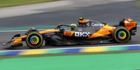 Foto zur News: Brasilien in der Analyse: Lando Norris mit einer Hand am WM-Pokal