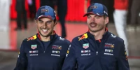 Foto zur News: Max Verstappen beschenkt Perez: Herzliche Botschaft auf dem Helm