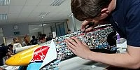 Foto zur News: Spendenaktion: Ihr Porträt auf Vettels Red Bull!