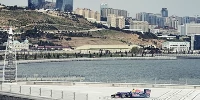 Foto zur News: Red Bull in Aserbaidschan: Coulthard fährt durch Baku