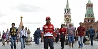 Foto zur News: Moskowiter Showevent: Kobayashi zerlegt Ferrari