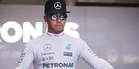 Foto zur News: Lewis Hamilton: Social-Media-Fauxpas mit Sturmgewehr