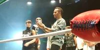 Foto zur News: Formel-1-Champion Lewis Hamilton teilt im Wrestling-Ring aus