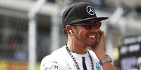 Foto zur News: Teurer Handshake: Bieter zahlt mehr als 7.000 Euro für Lewis Hamilton