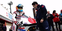 Foto zur News: Fernando Alonso steigt aufs MotoGP-Motorrad