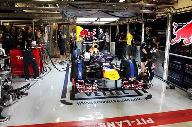 Foto zur News: Probleme bei Vettel: McLaren dominiert Abschlusstraining