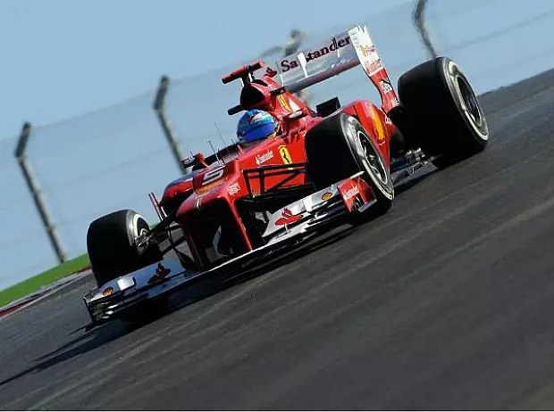 Foto zur News: Eine Hand am WM-Pokal: Vettel in Austin auf Pole