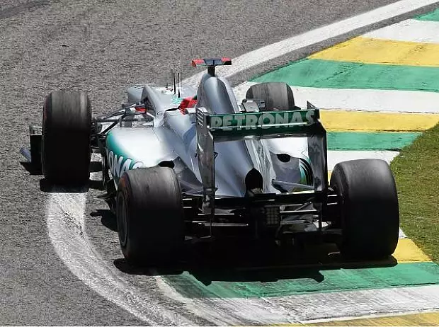 Foto zur News: Sao Paulo: Hamilton am Freitag vor Vettel