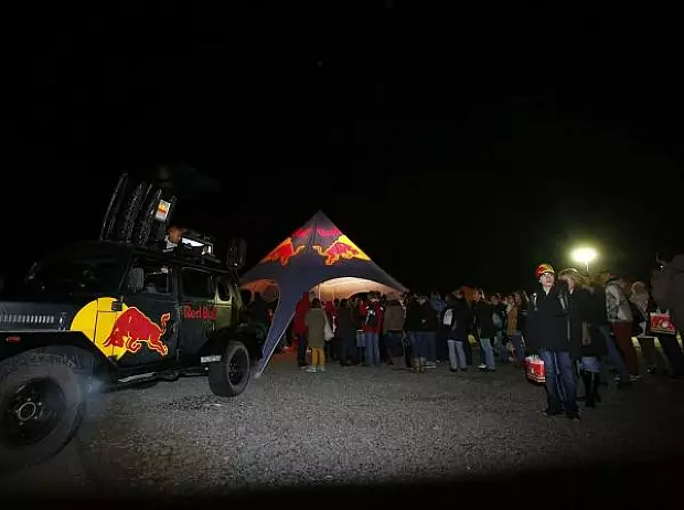 Foto zur News: "Trööööt!": Mit Vettels verrückter Meute nach Graz