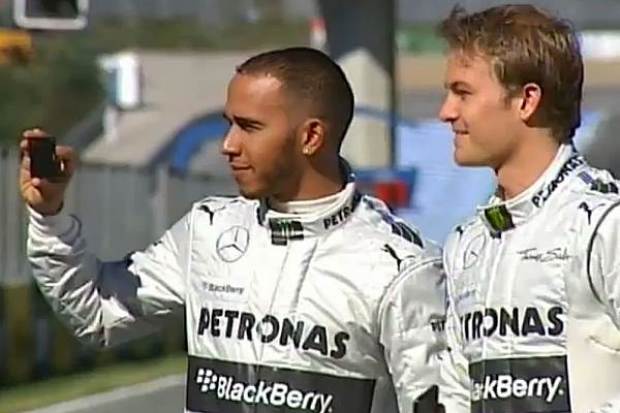 Foto zur News: Mercedes F1 W04: Der angespitzte Silberpfeil