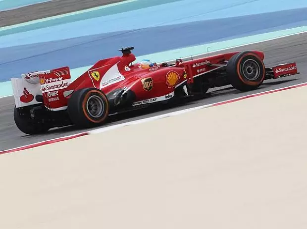 Foto zur News: Alonso auf Wüstentemperatur: "In Kurve eins attackieren"