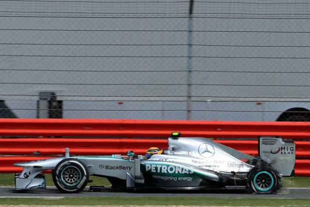 Foto zur News: Reifenplatzer in Silverstone: Rosberg siegt, Vettel k.o.