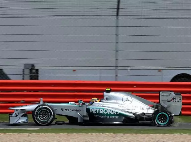 Foto zur News: Reifenplatzer in Silverstone: Rosberg siegt, Vettel k.o.