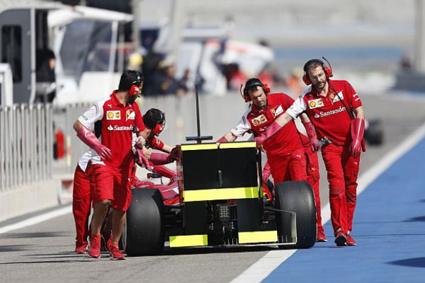 Foto zur News: Mittagsbericht: Vettels Red Bull kommt ins Fahren