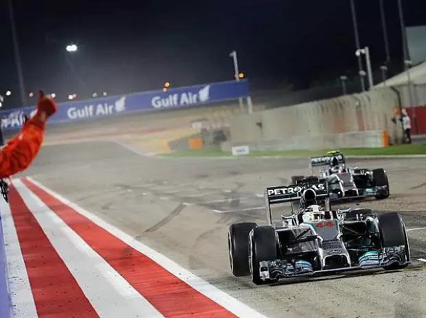 Foto zur News: Gigantisches Duell: Hamilton bezwingt Rosberg in Bahrain!