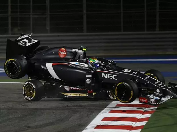 Foto zur News: Gigantisches Duell: Hamilton bezwingt Rosberg in Bahrain!