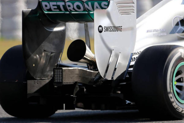 Foto zur News: Vormittag in Barcelona: Mercedes-Auspuff spaltet die Formel 1