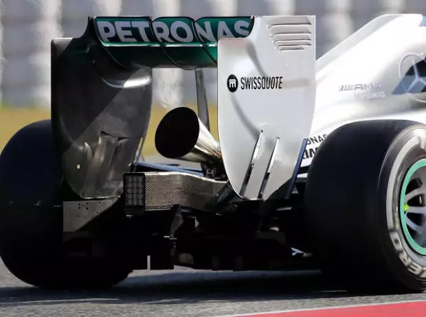 Foto zur News: Vormittag in Barcelona: Mercedes-Auspuff spaltet die Formel 1