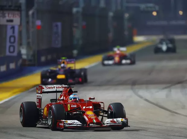 Foto zur News: Vettel ohne Chance: Hamilton gewinnt in Singapur