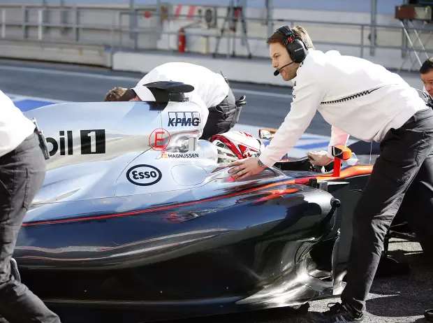 Foto zur News: Formel-1-Tests 2015 Barcelona: Lewis Hamilton dreht auf