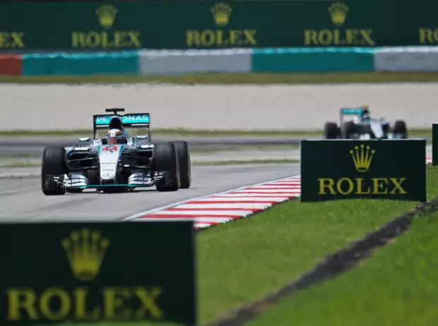 Foto zur News: Silberne Kontroverse? Hamilton locker, Rosberg winkt ab