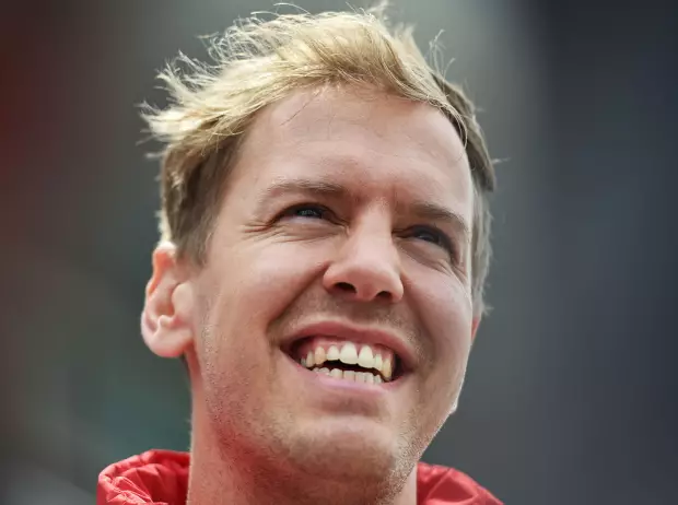 Foto zur News: Auch ohne Gridgirls: Sebastian Vettel schäumt vor Glück