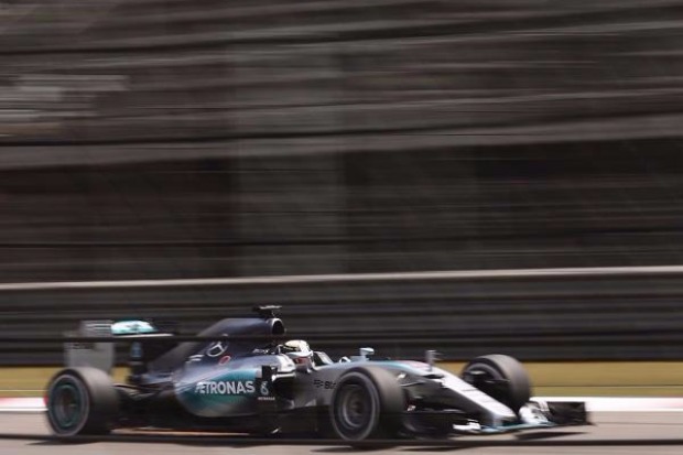 Foto zur News: Mercedes süß-sauer: Hamilton lobt, Rosberg kritisiert Team