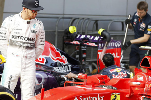 Lewis Hamilton begutachtet den Ferrari von Kimi Räikkönen