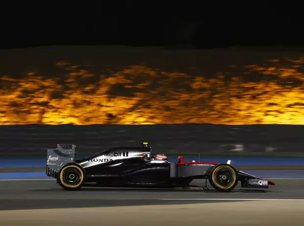 Foto zur News: McLaren am Bahrain-Freitag: Einer steht, einer rennt