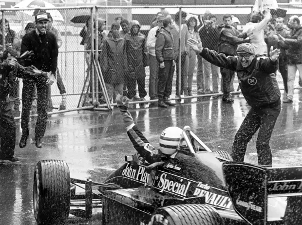 Foto zur News: Estoril 1985: Der erste Formel-1-Sieg von Ayrton Senna