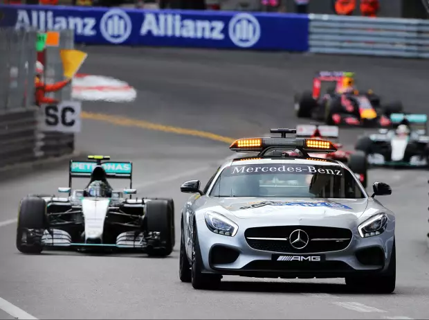 Foto zur News: Rosberg tröstet Hamilton: "Schlimmer Moment seiner Karriere"