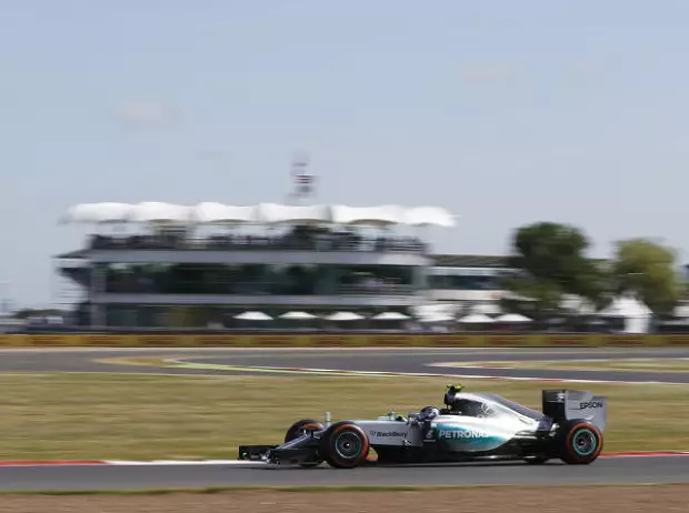 Foto zur News: Mercedes in der ersten Reihe: Hamilton jubelt, Rosberg rätselt