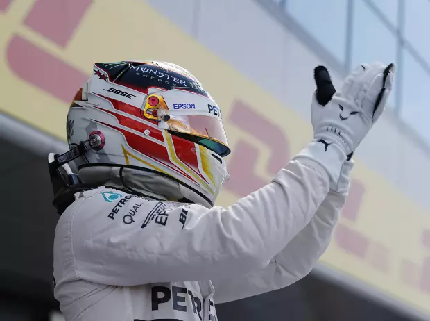 Foto zur News: Mercedes in der ersten Reihe: Hamilton jubelt, Rosberg rätselt