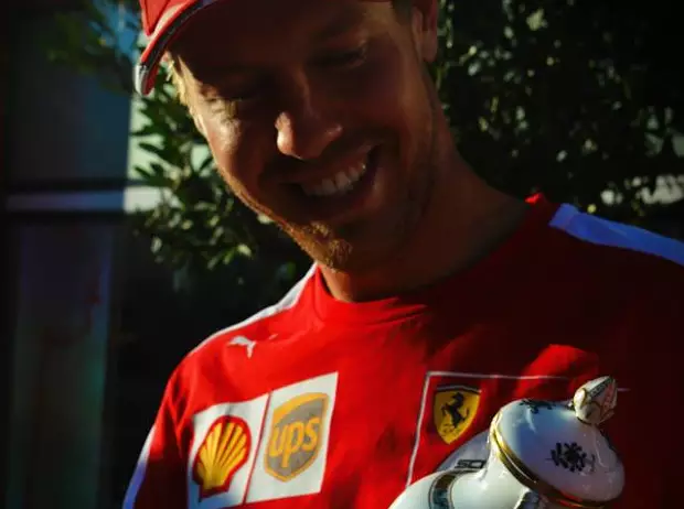 Foto zur News: Nach Pokal-Frust: Vettel bekommt Porzellan nachgeliefert