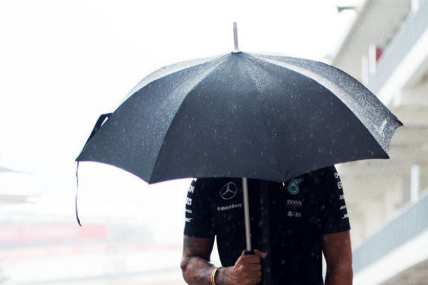 Foto zur News: Nicht aus Zucker: Mercedes begegnet dem Regen mit Humor