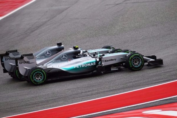 Foto zur News: Lewis Hamilton: Manöver gegen Nico Rosberg "keine Absicht"