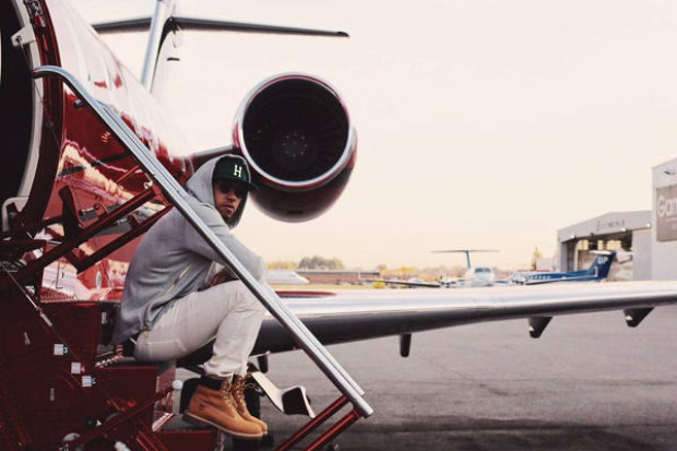 Lewis Hamilton vor seinem Privatjet Lewis Hamilton vor seinem Privatjet