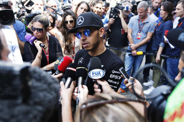 Foto zur News: Fragen tabu: Rätselraten um Lewis Hamiltons Verkehrsunfall