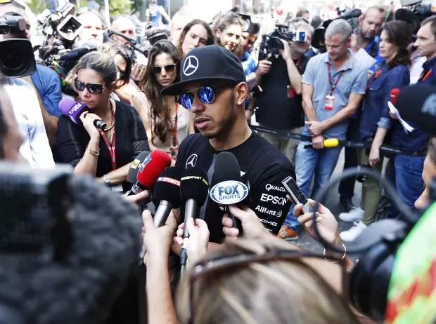 Foto zur News: Fragen tabu: Rätselraten um Lewis Hamiltons Verkehrsunfall