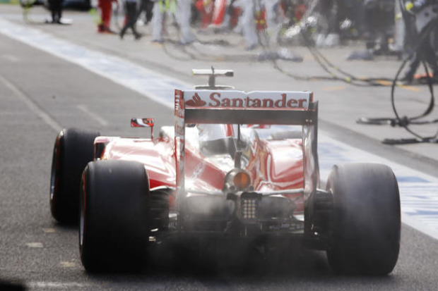 Foto zur News: Strategiefehler und Boxenfeuer: Ferrari verschenkt Auftaktsieg