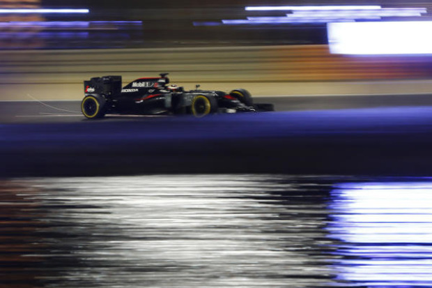 Foto zur News: Alonso hält Versprechen: Support für Vandoorne in Bahrain